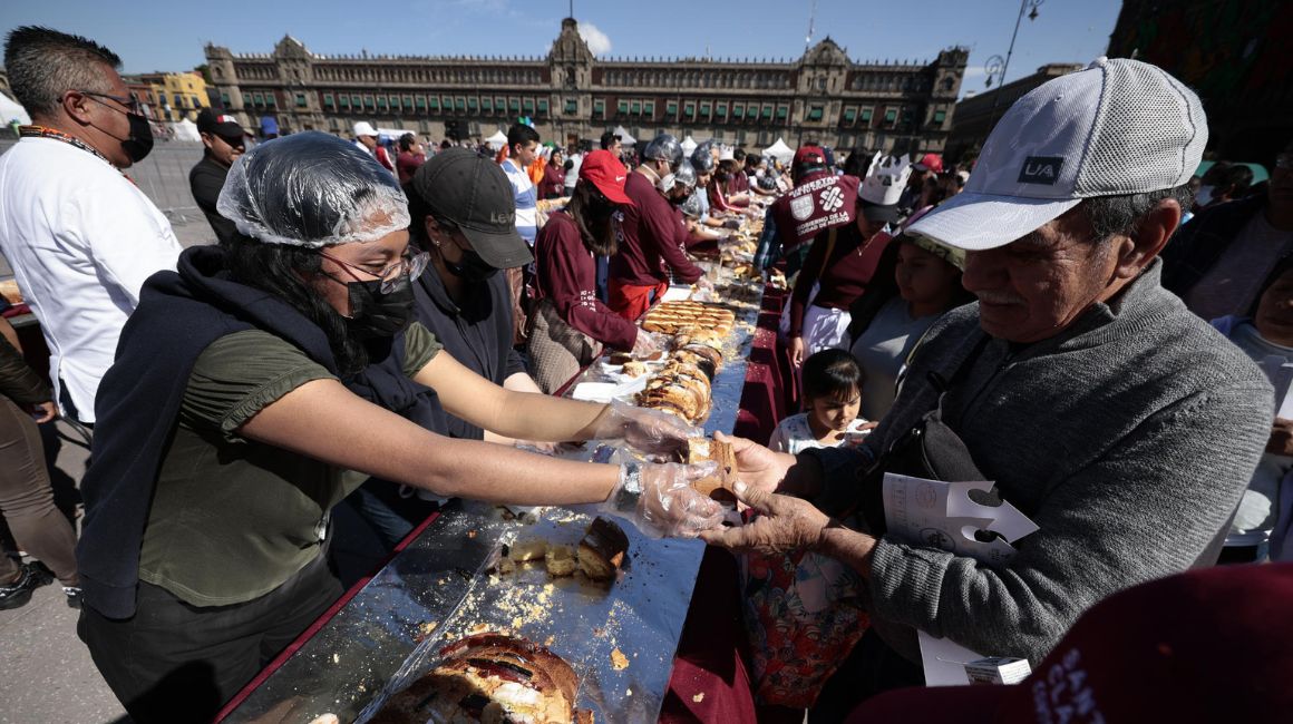 15.000 rebanadas de Rosca de Reyes se repartieron en la capital de México.