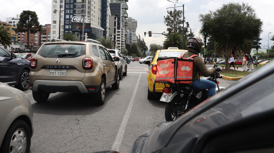 Vehículos en la avenida Eloy Alfaro, en el norte de Quito, en diciembre de 2023.