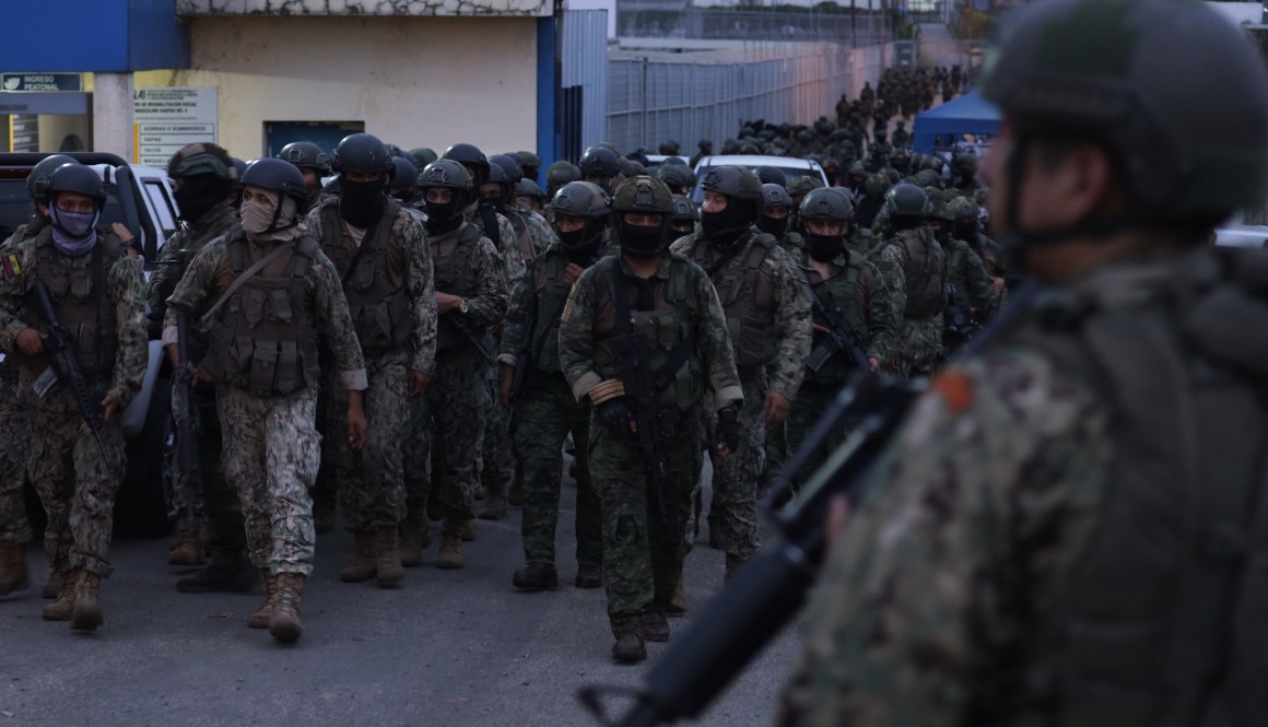 Policía Nacional y Fuerzas Armadas en el Centro de Privación de Libertad Zonal 8, en Guayaquil.