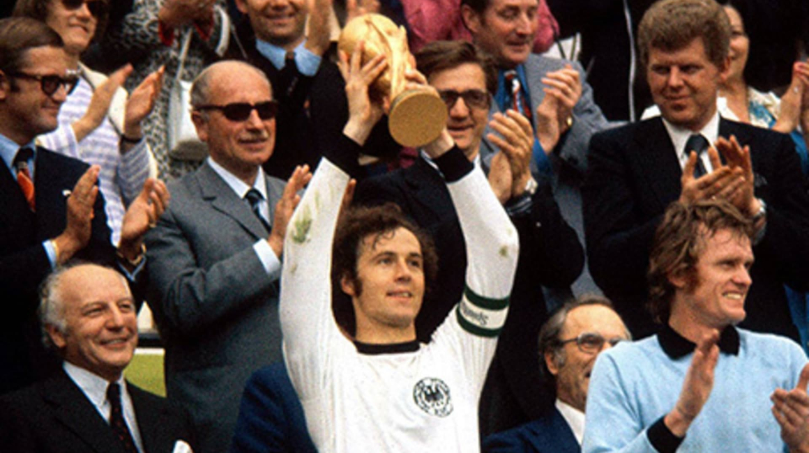 Franz Beckenbauer levanta el trofeo de campeón del Mundial de 1974. 