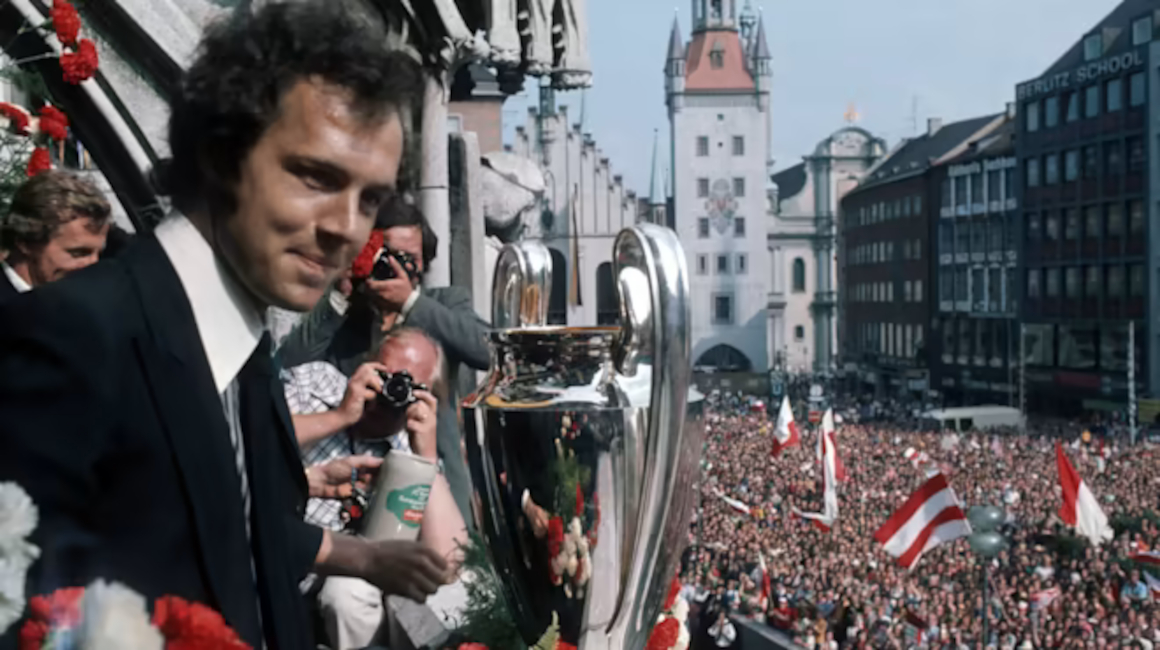 Franz Beckenbauer levanta el trofeo de la Copa de Europa con el Bayern Múnich.