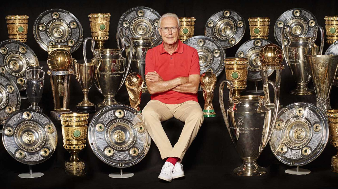 Franz Beckenbauer, con los títulos que ganó con el Bayern Múnich.