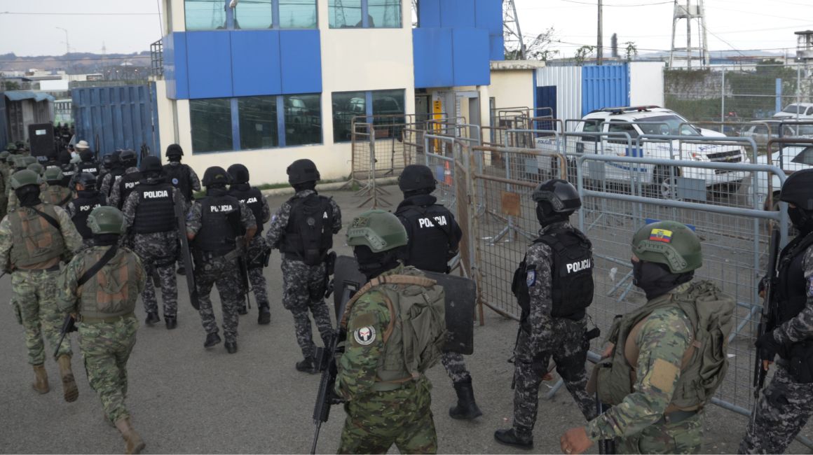 Policías y militares ingresan a la cárcel Regional de Guayas el 7 de enero de 2024 para buscar a alias 'Fito'.
