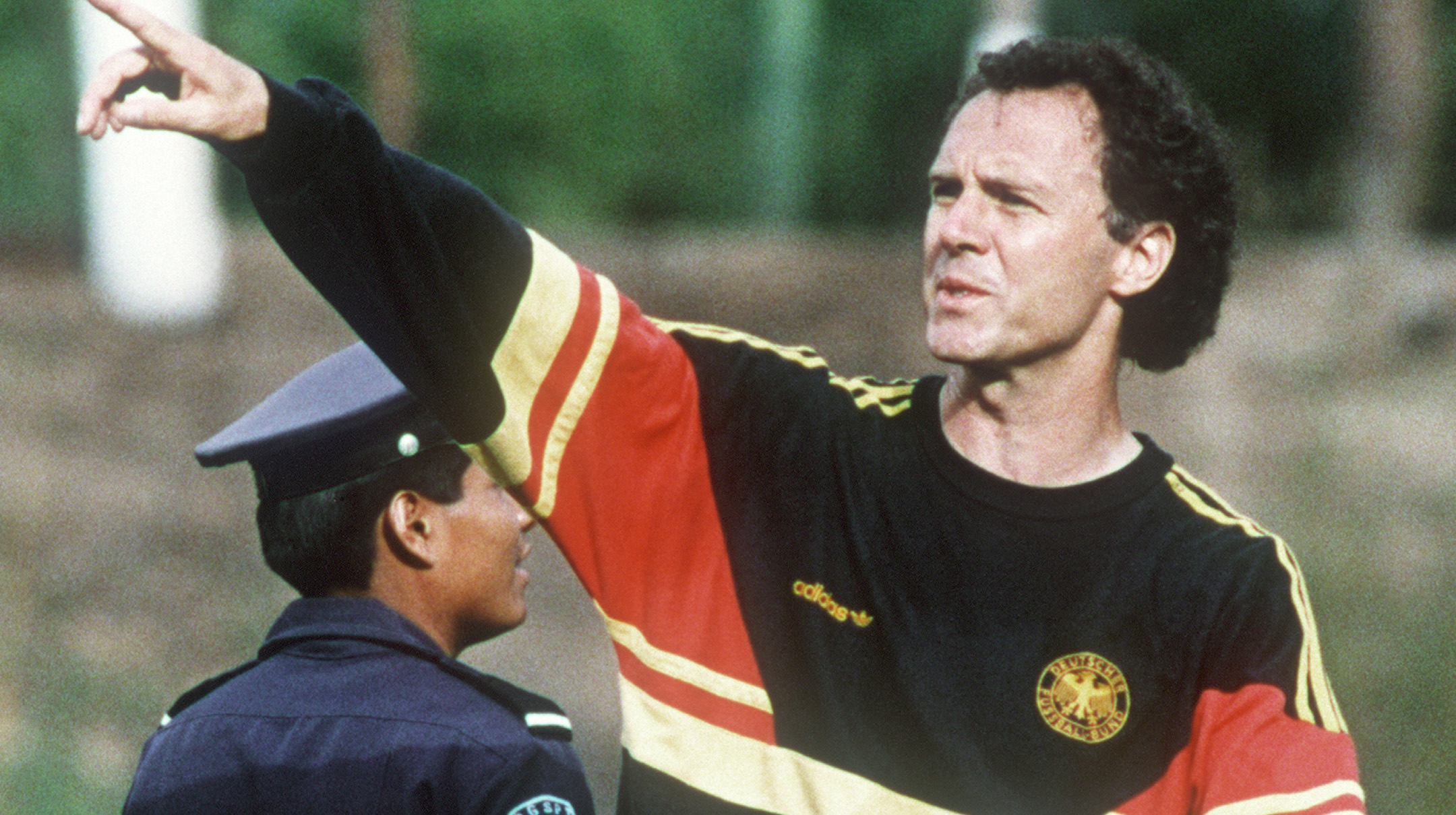 Franz Beckenbauer dirigiendo a la selección de Alemania, 13 de julio de 1986.