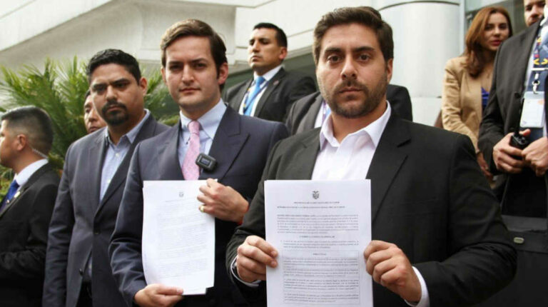 El viceministro de Gobernabilidad, Esteban Torres, presentó en la Corte Constitucional las nuevas preguntas para la consulta popular, 8 de enero de 2024.