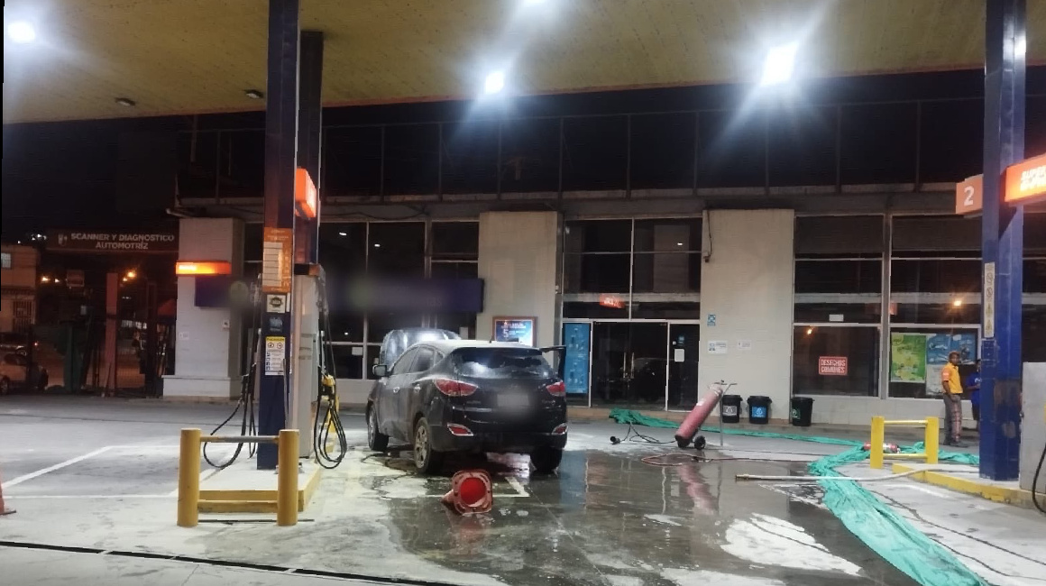 Un explosivo fue lanzado contra un carro en una gasolinera de Esmeraldas el 8 de enero del 2024.