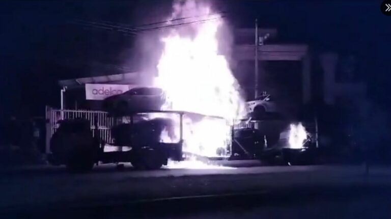 Un tráiler que llevaba vehículos nuevos fue incendiado en la vía Cuenca-Azogues, el 8 de enero de 2024.