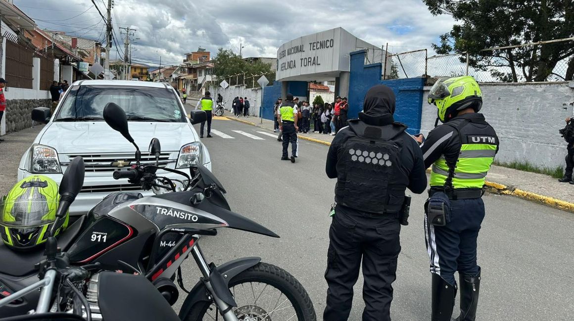 Guardias municipales y agentes de tránsito vigilan instituciones educativas de Cuenca el 9 de enero de 2024.