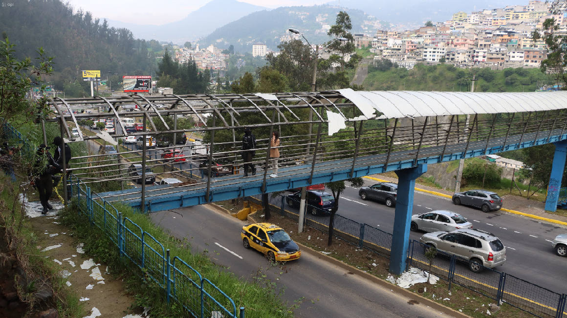 Puente peatonal que sufrió un atentado con explosivos en el sector del Trébol vía al Valle de los Chillos, centro Oriente de la ciudad de Quito, el 9 de enero de 2024.