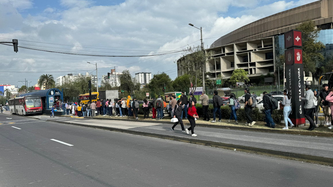 Decenas de usuarios hacen una larga fila en la parada Casa de la Cultura de Quito, el 9 de enero de 2024.