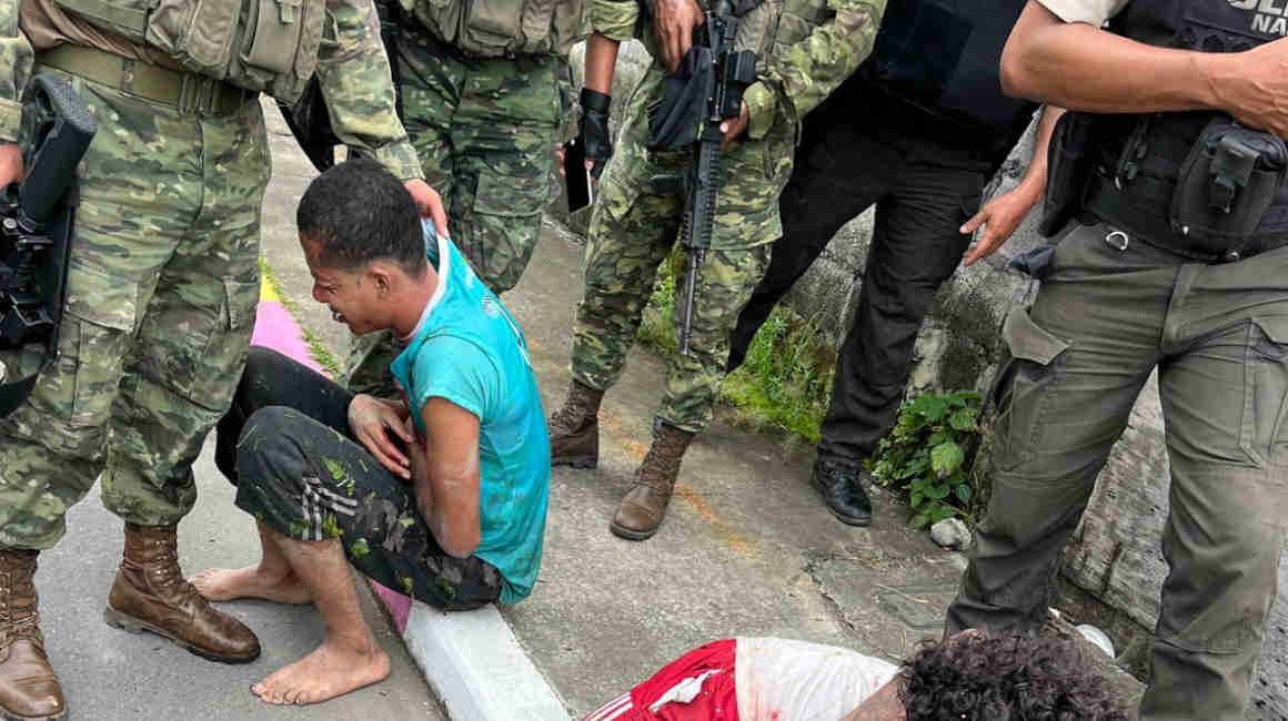 Militares capturan a cuatro personas que intentaron escapar de la cárcel de Esmeraldas, 9 de enero de 2024.