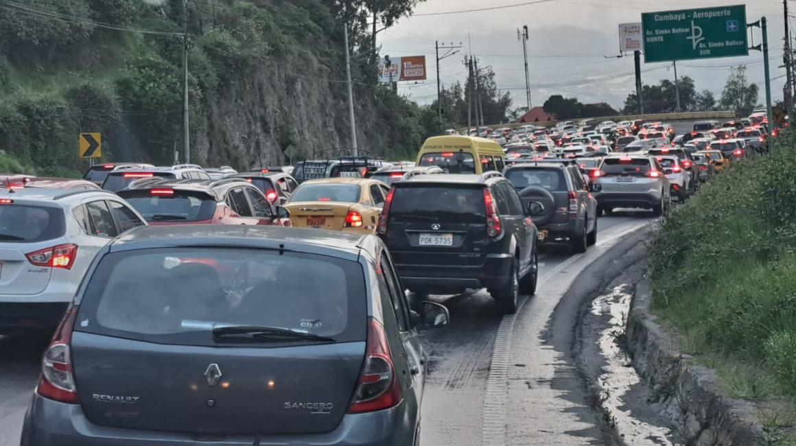 Decenas de vehículos atrapados en el tráfico en la avenida Interoceánica de Quito, el 9 de enero de 2024.