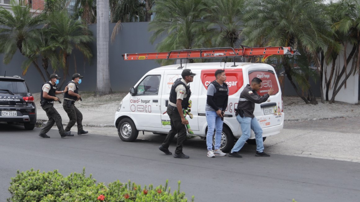 Policías responden a una incursión armada y al secuestro de trabajadores, la tarde de este martes 9 de enero del 2024, en las instalaciones de TC Televisión, al norte de Guayaquil.