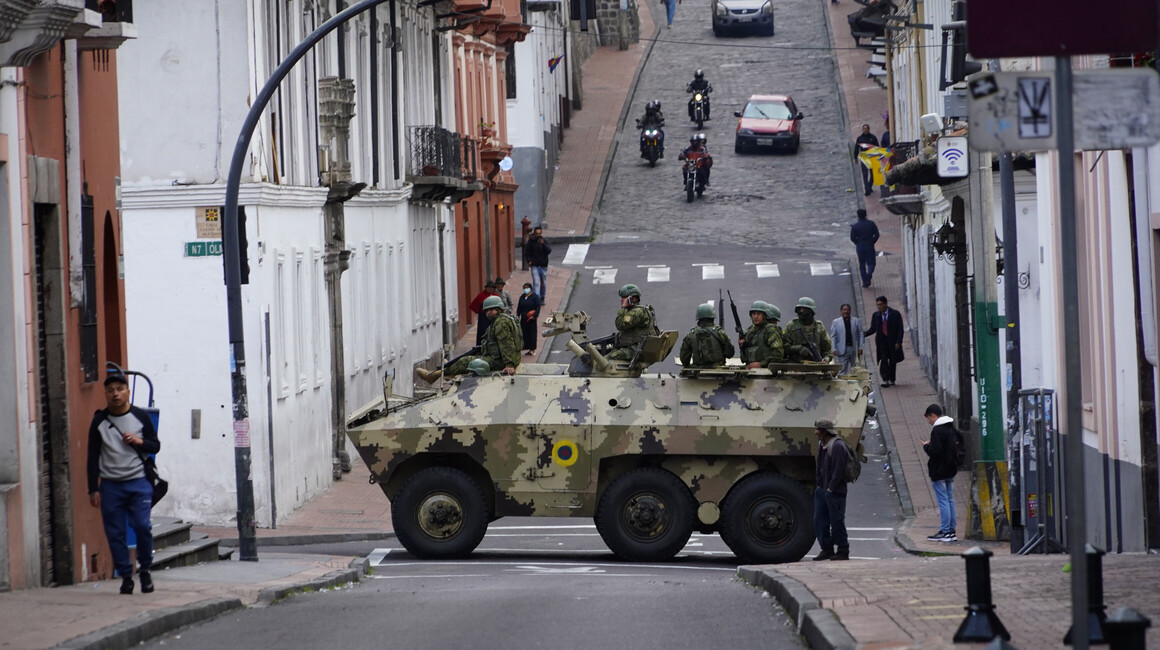 Militares en el Centro Histórico de Quito, tras la declaratoria de conflicto armado interno, este 9 de enero de 2024.