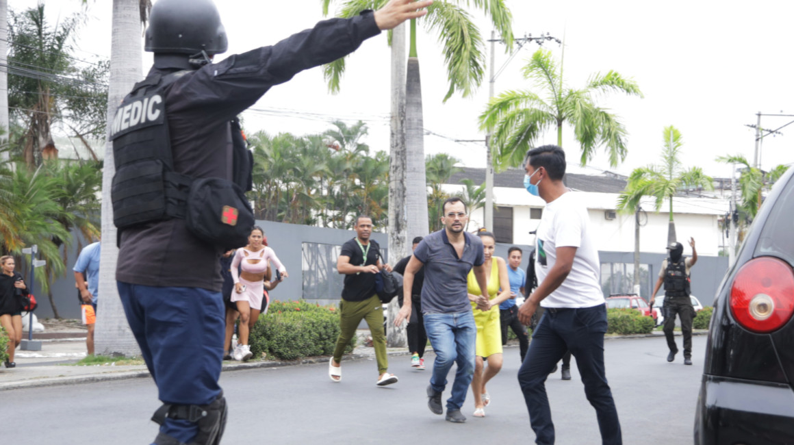 Trabajadores de TC Televisión fueron evacuados por la Policía en Guayaquil, el 9 de enero de 2024.