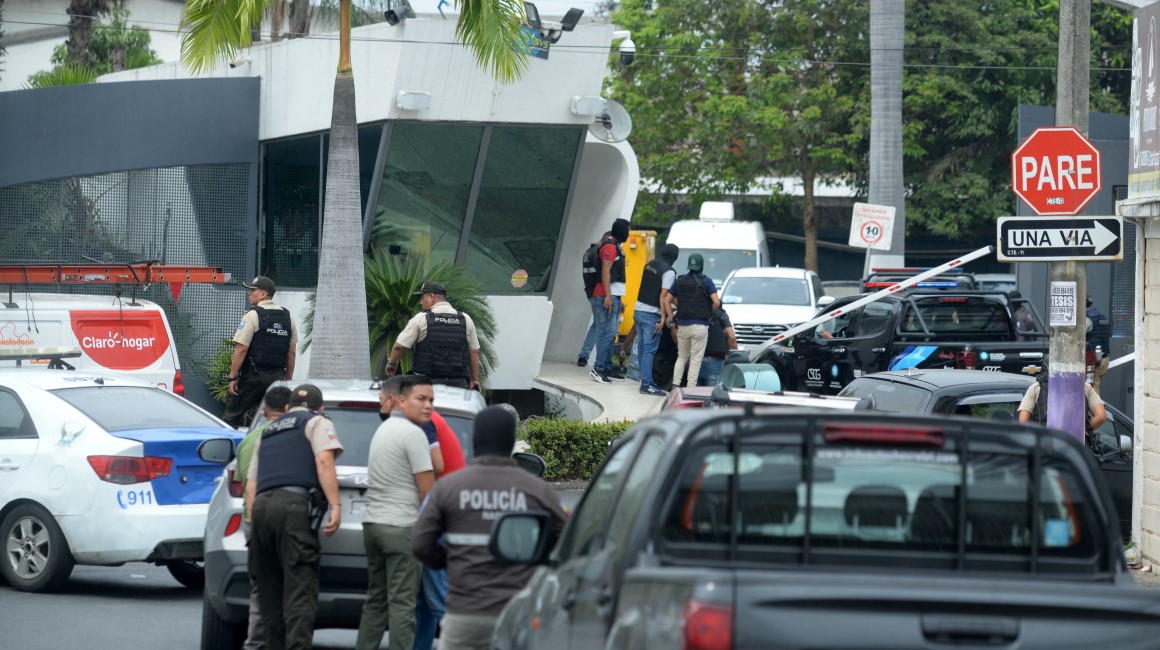 Operativo policial tras una incursión armada y secuestro de empleados de la cadena TC Televisión, en el norte de Guayaquil, la tarde de este martes 9 de enero del 2024.