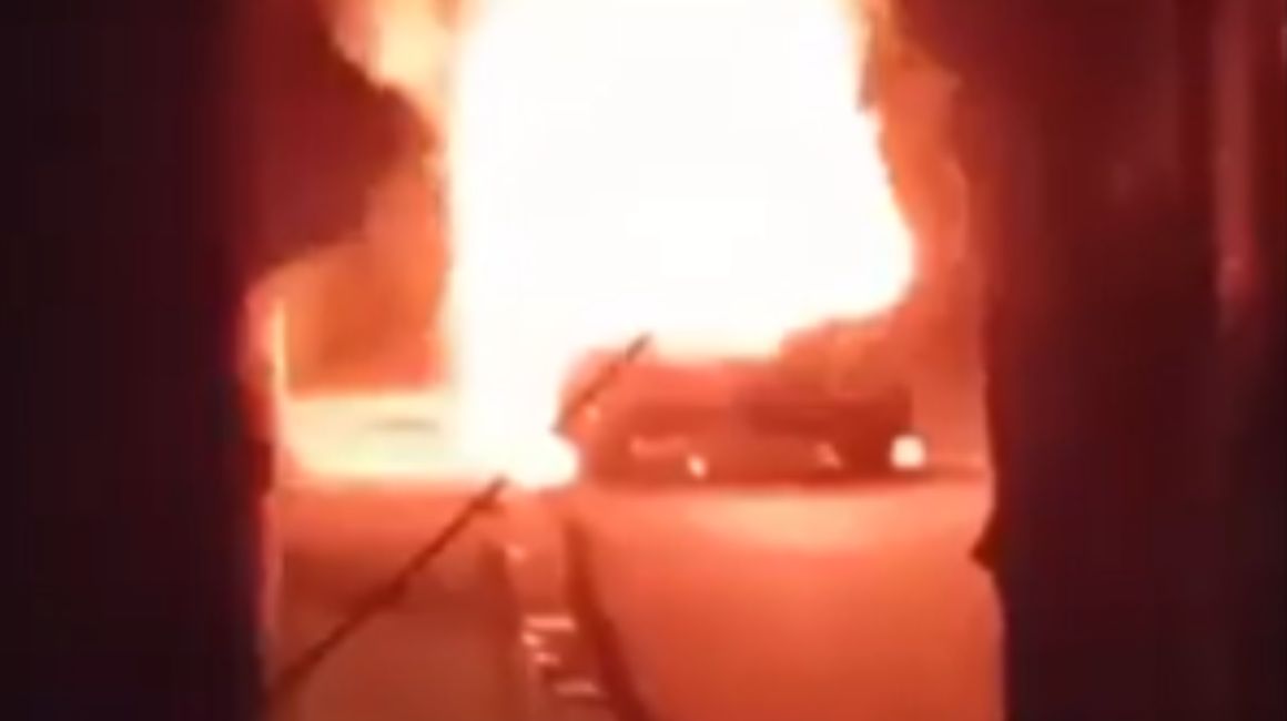 Sujetos incendiaron un vehículo en la Isla Trinitaria, Guayaquil, con tres personas dentro, la noche del el 9 de enero de 2024.