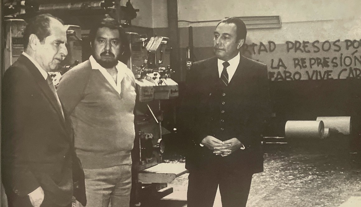 Luis Robles, ministro de Gobierno; Benjamón Ortiz, director de Hoy, y una autoridad no identificada, al día siguiente de la irrupción de AVC en el diario, en 1984.
