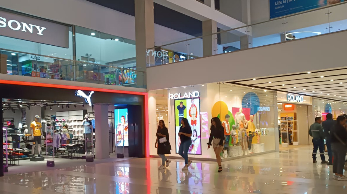 Clientes pasean en el centro comercial Quicentro Shopping, en el centro norte de Quito. Foto de agosto de 2023.