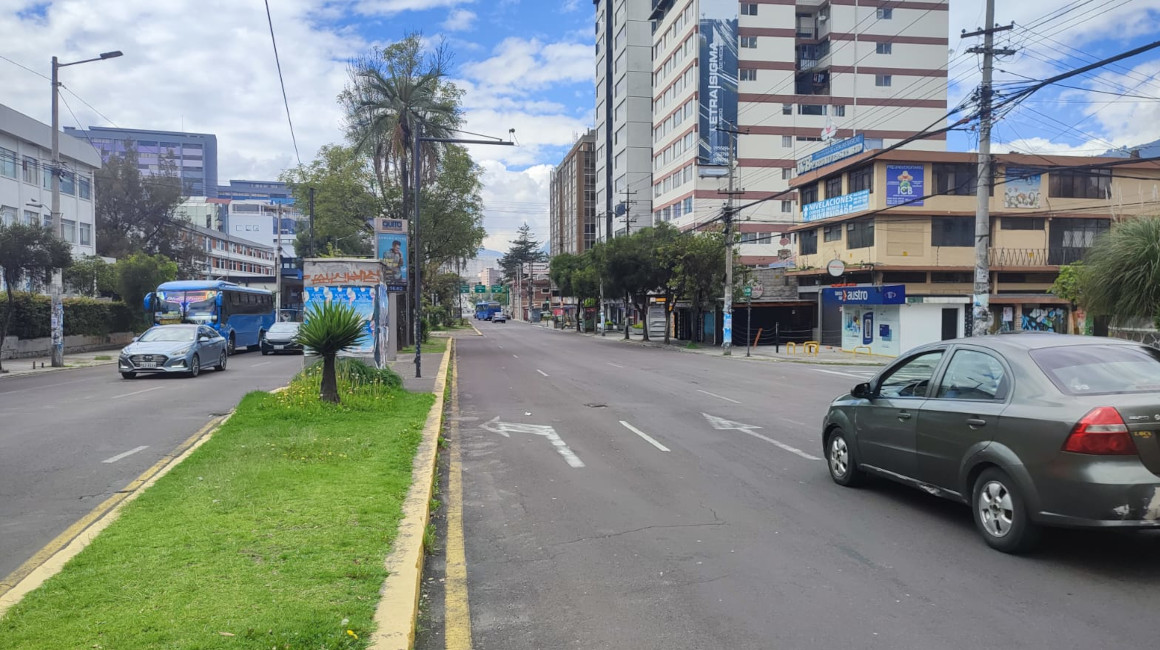 La avenida 12 de Octubre, de Quito, con poca carga vehicular, el 10 de enero de 2024.