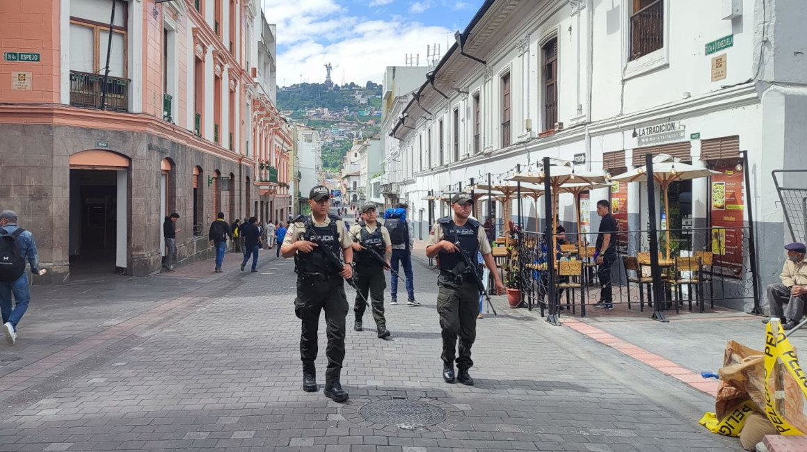 Policías recorren las calles del Centro Histórico de Quito, el 10 de enero de 2024.