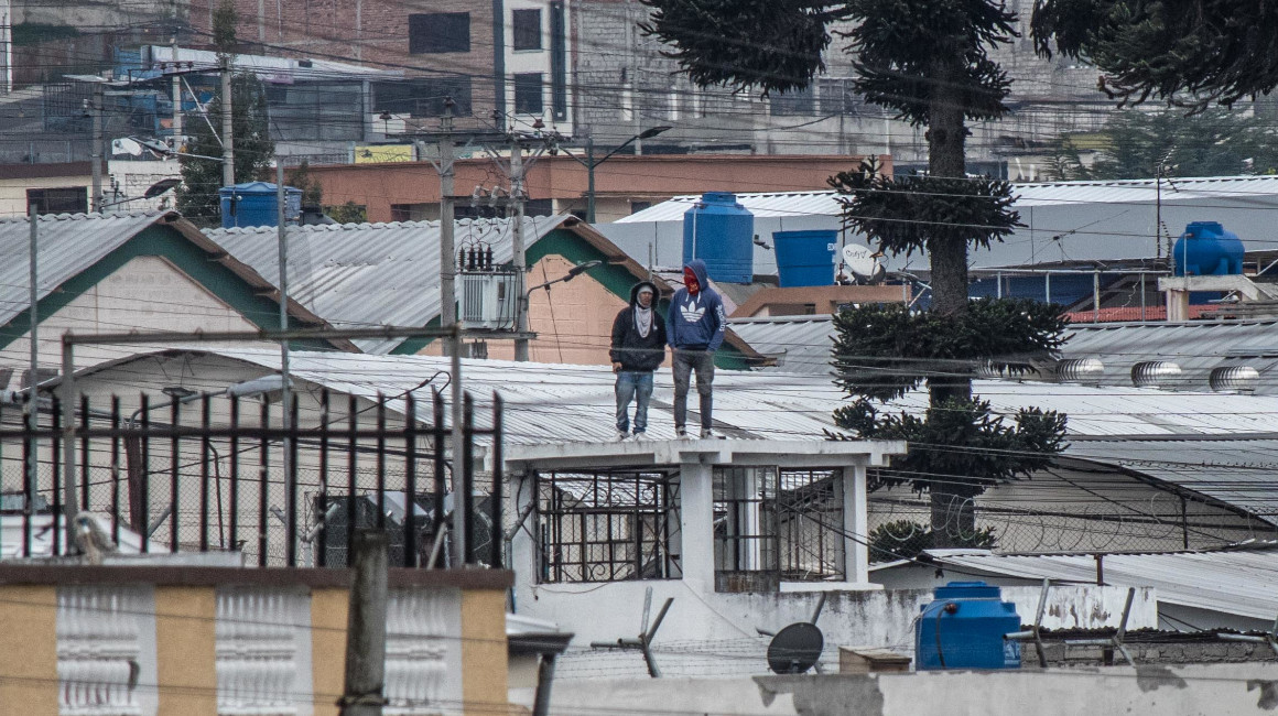 Los presos se pasean por el techo de la cárcel de Ambato, el 10 de enero de 2024.