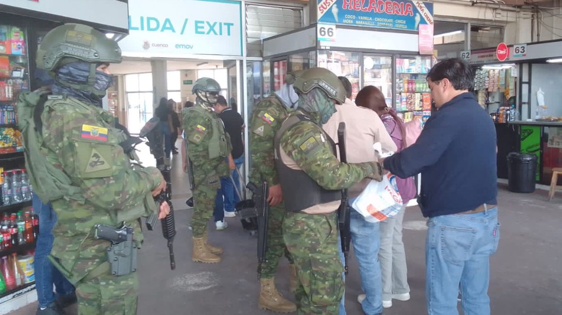 Militares cumplen un operativo en la terminal terrestre de Cuenca el 10 de enero de 2024.