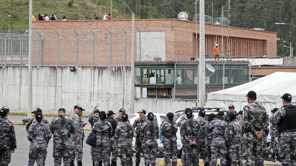 Presos en el techo de la Cárcel de Turi, en Ecuador, el 8 de enero de 2024.