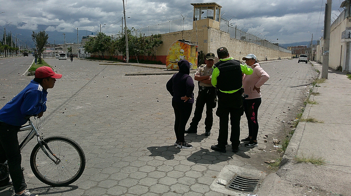 La cárcel en Riobamba está en el corazón del barrio Los Cactus, donde desde hace dos días se observan policías, militares y hasta tanques de guerra.