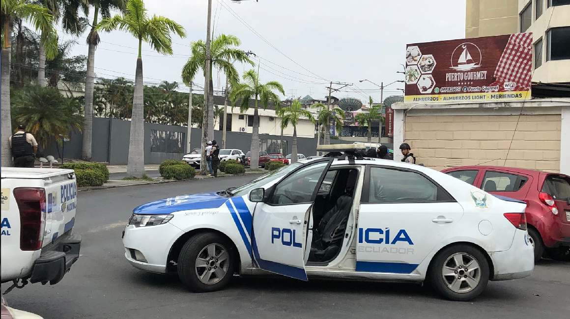 Un patrullero policial durante un operativo en Guayaquil el 10 de enero del 2024.