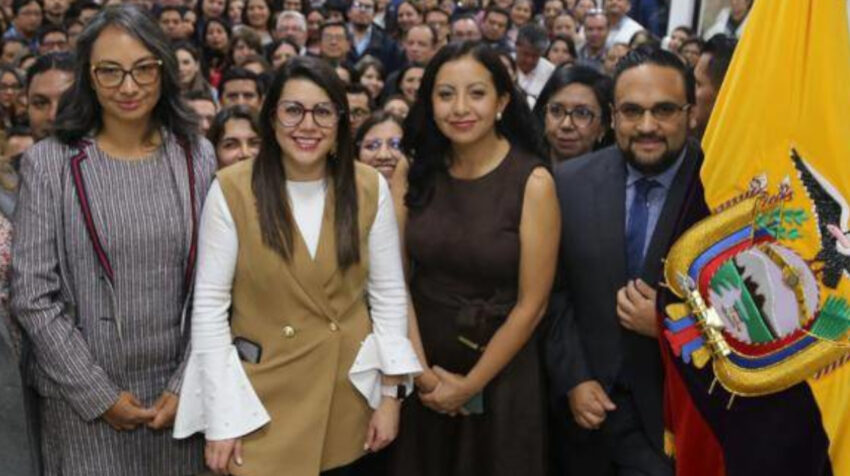 Marcela Reinoso, primera desde la izquierda, es la nueva gerenta de Petroecuador. 