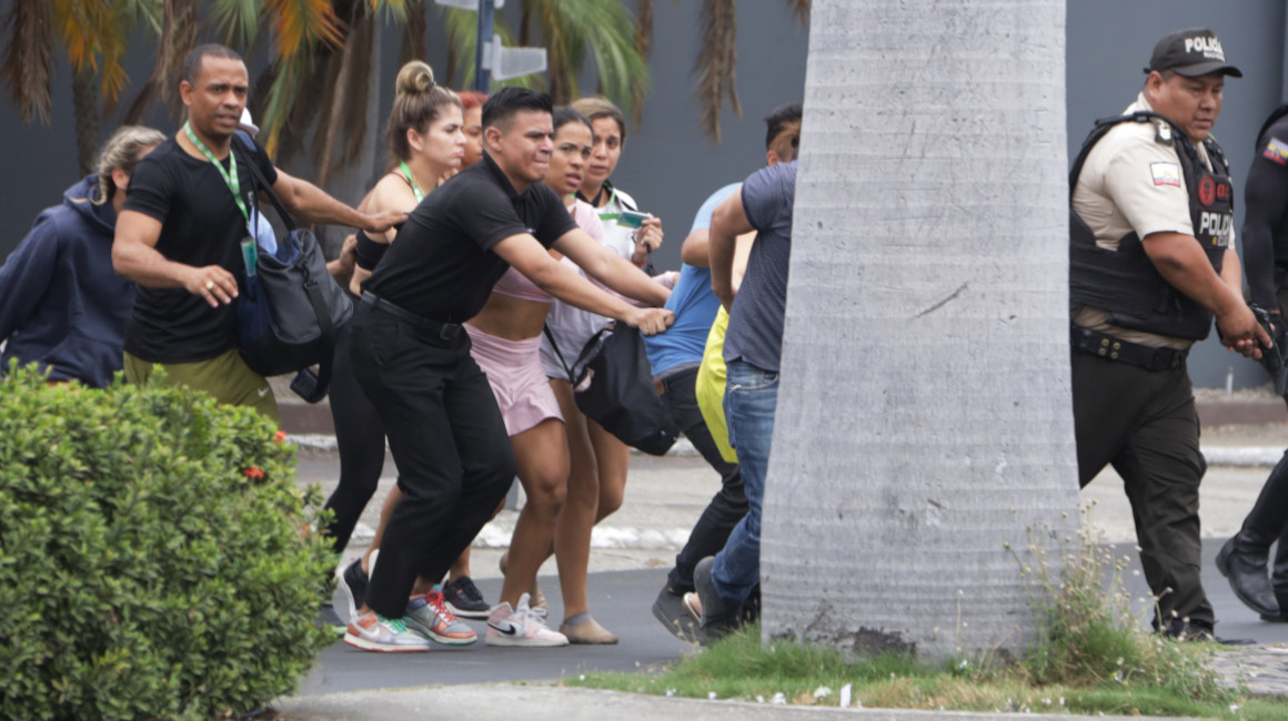 Evacuación de los trabajadores de TC Televisión, tras el ataque armado de Los Tiguerones en Guayaquil, el 9 de enero de 2024.