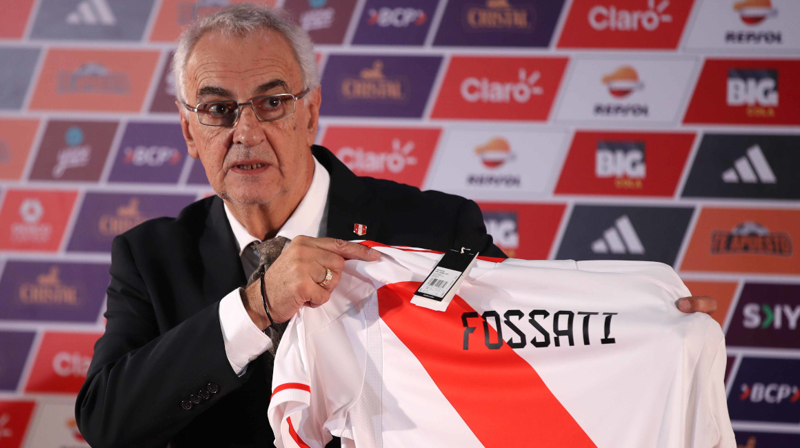 El uruguayo Jorge Fossati recibe la camiseta de entrenador del seleccionado peruano, el 10 de enero de 2024.