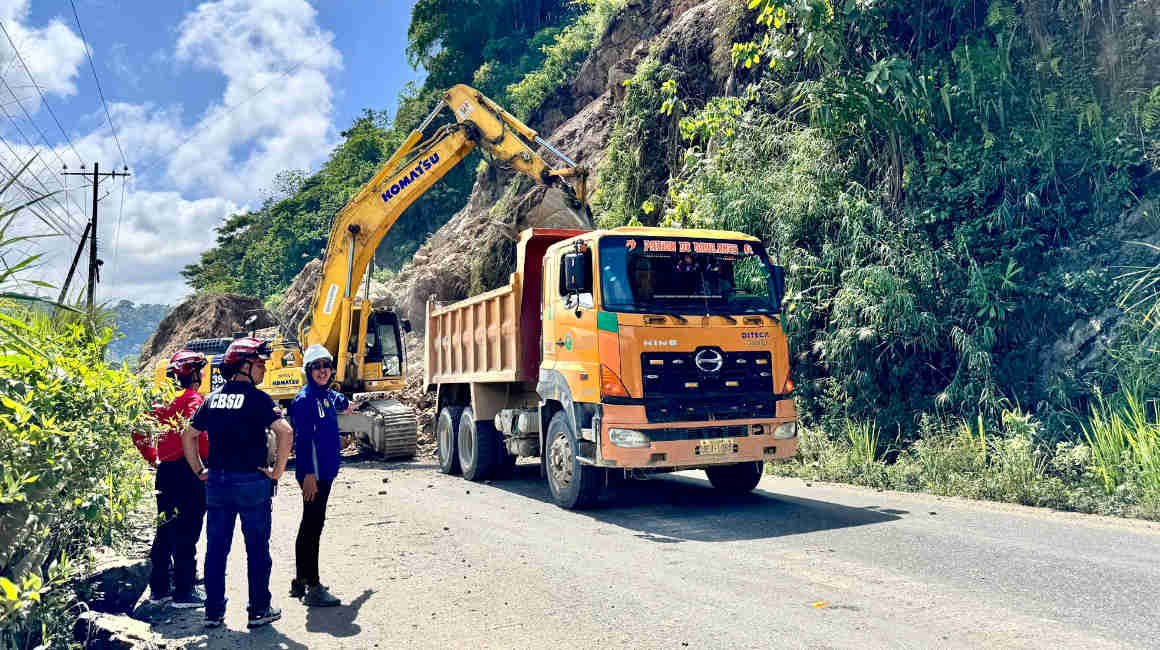 Maquinaria limpia la vía Alóag-Santo Domingo, en Ecuador, el 7 de enero de 2024.