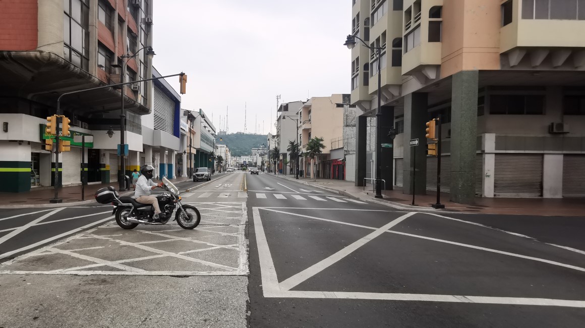 Vista de la calle Boyacá, en el centro de Guayaquil, con escasa circulación vehicular y locales cerrados la mañana de este miércoles 10 de enero del 2024. 