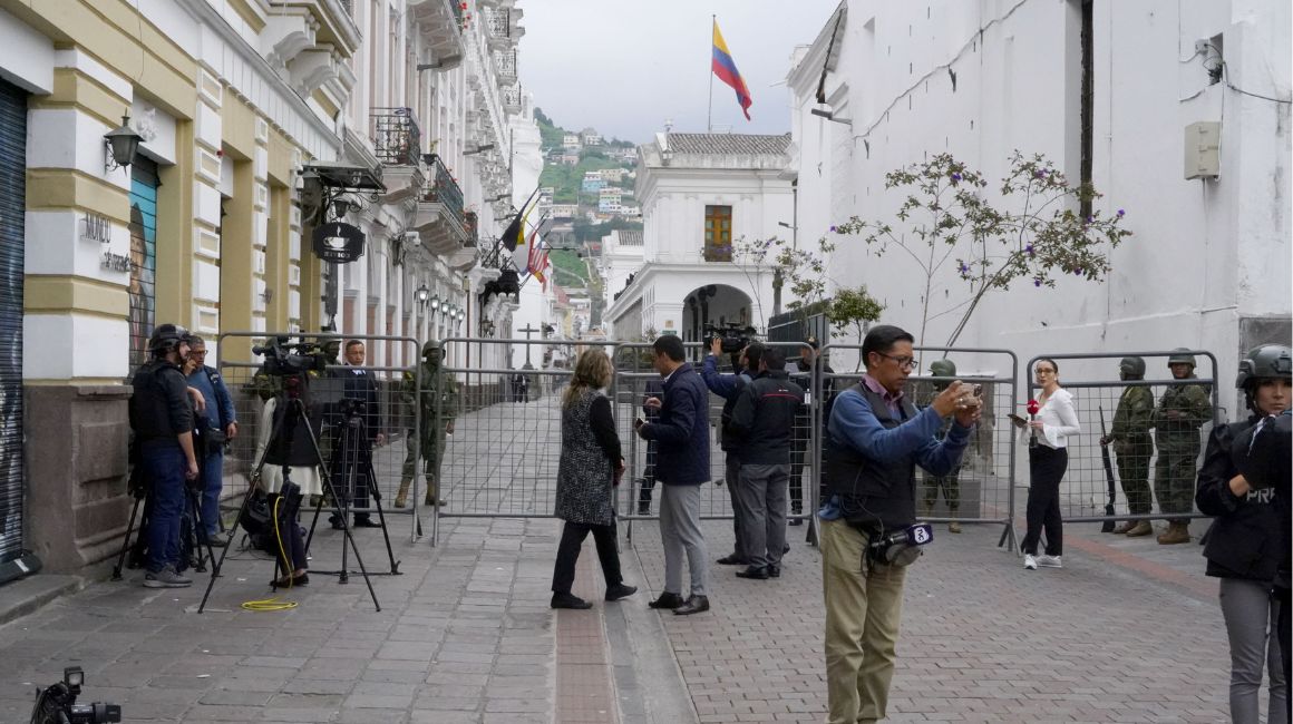 Periodistas en una cobertura en los exteriores del palacio de Carondelet, en Quito, el 8 de enero de 2024.