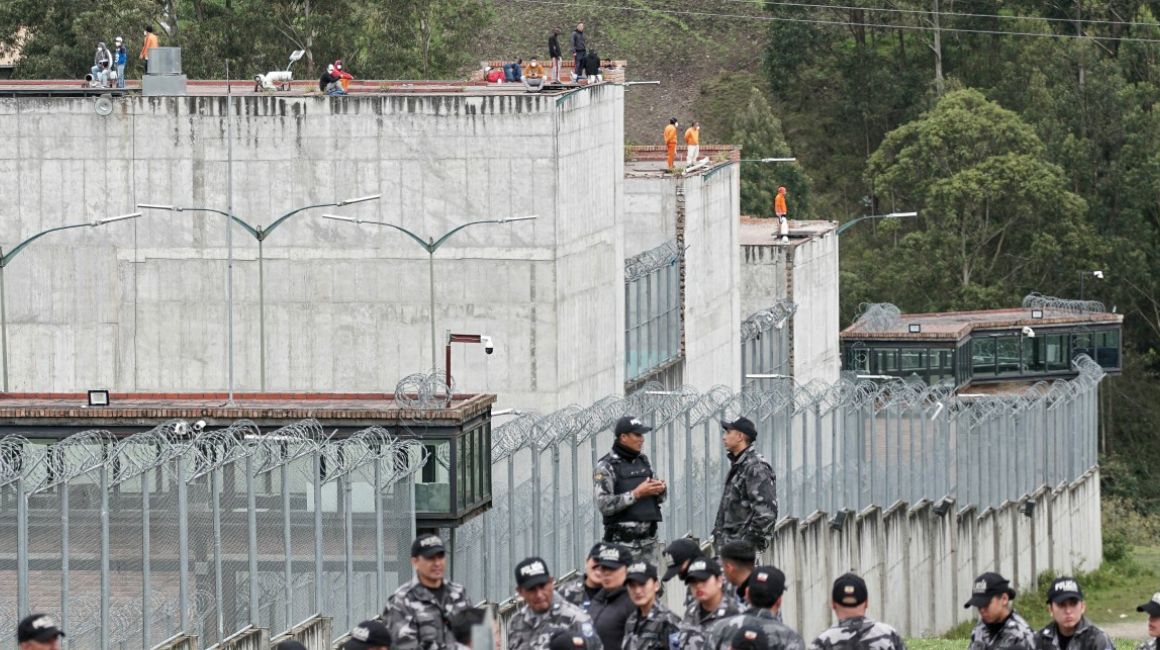 Presos en el techo de la cárcel de Turi y en el exterior policías vigilan la zona, el 8 de enero de 2024.