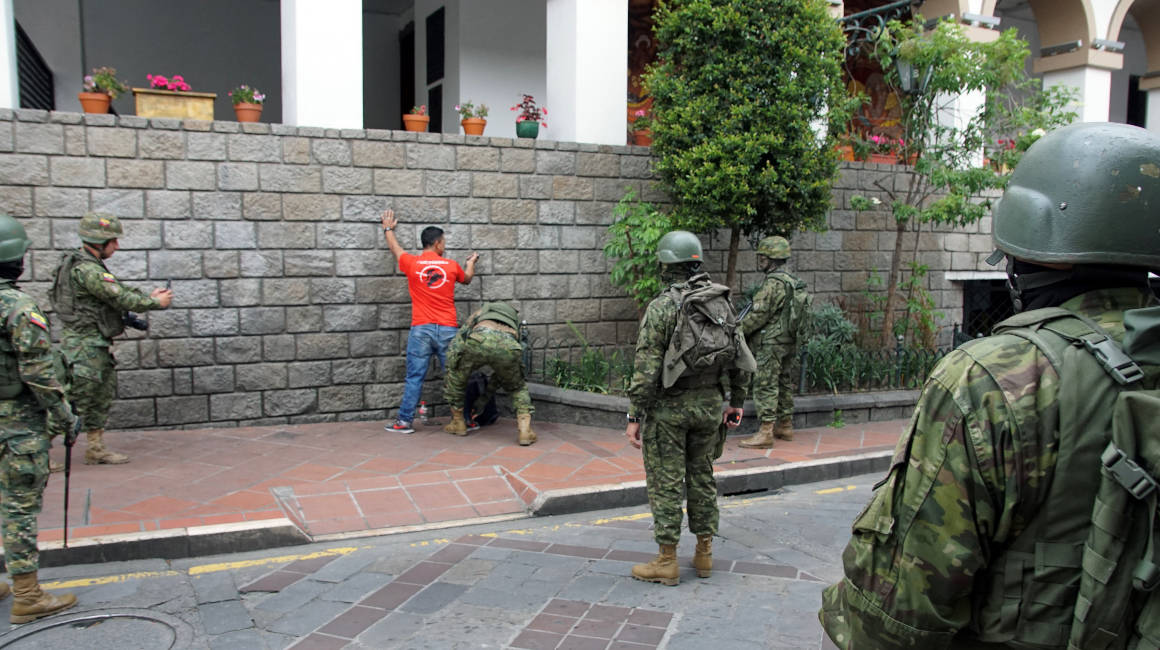 Militares realizan una inspección en Cuenca, el 9 de enero de 2024.