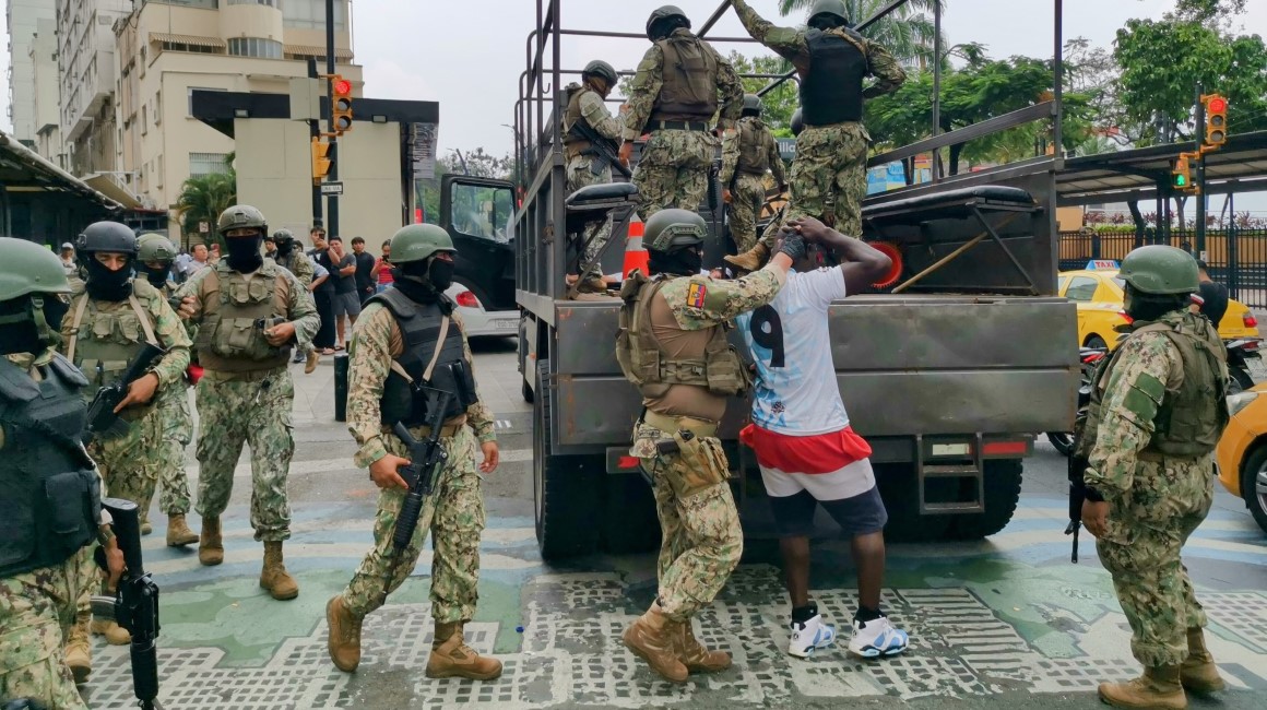 Militares realizan una detención en el centro de Guayaquil, en el marco de nuevo estado de excepción y conflicto interno armado. 