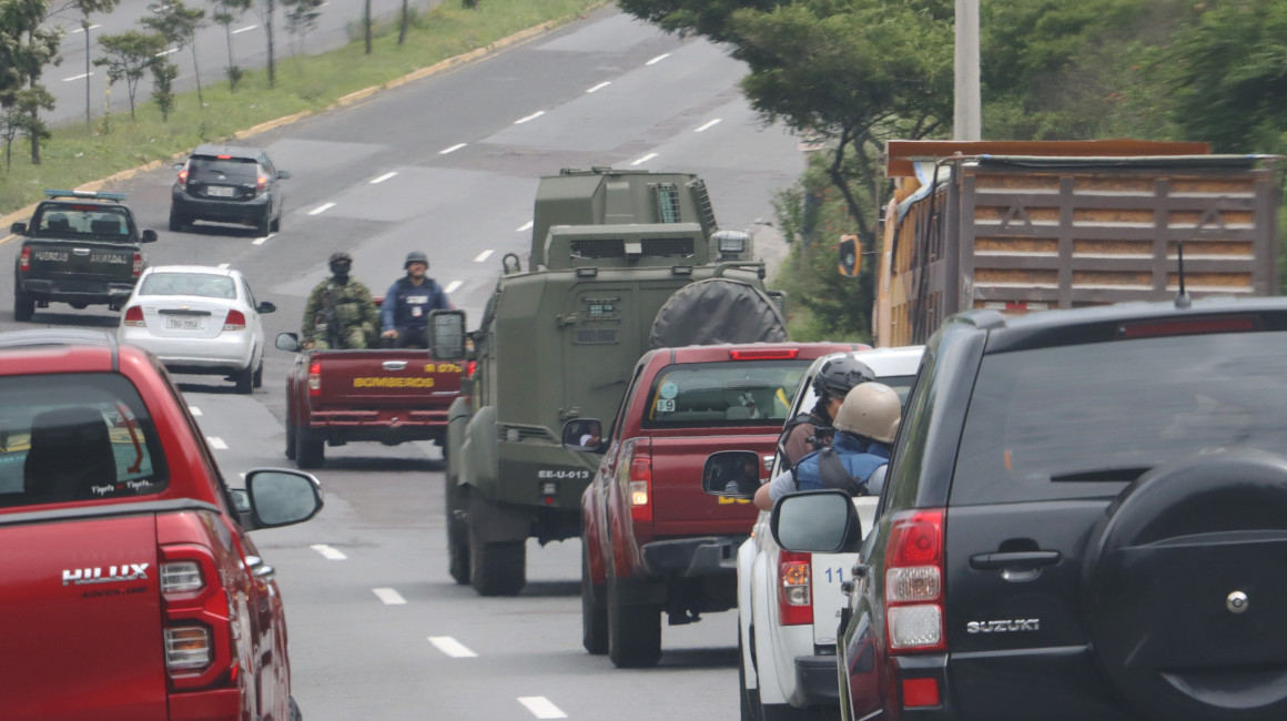 Vehículos blindados camionetas con militares recorren las calles de Quito, el 11 de enero de 2024.
