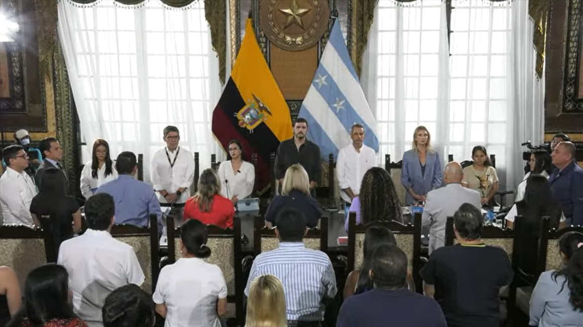 La sesión del Concejo Municipal de Guayaquil inició con un toque de silencio por las víctimas mortales de la ola de terror del 9 de enero de 2024 en la ciudad.