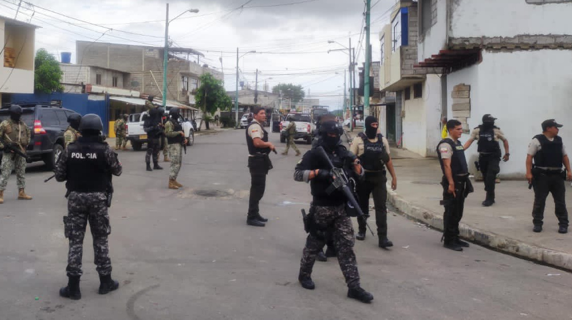 Militares y policías en un operativo en Machala el 11 de enero del 2024.