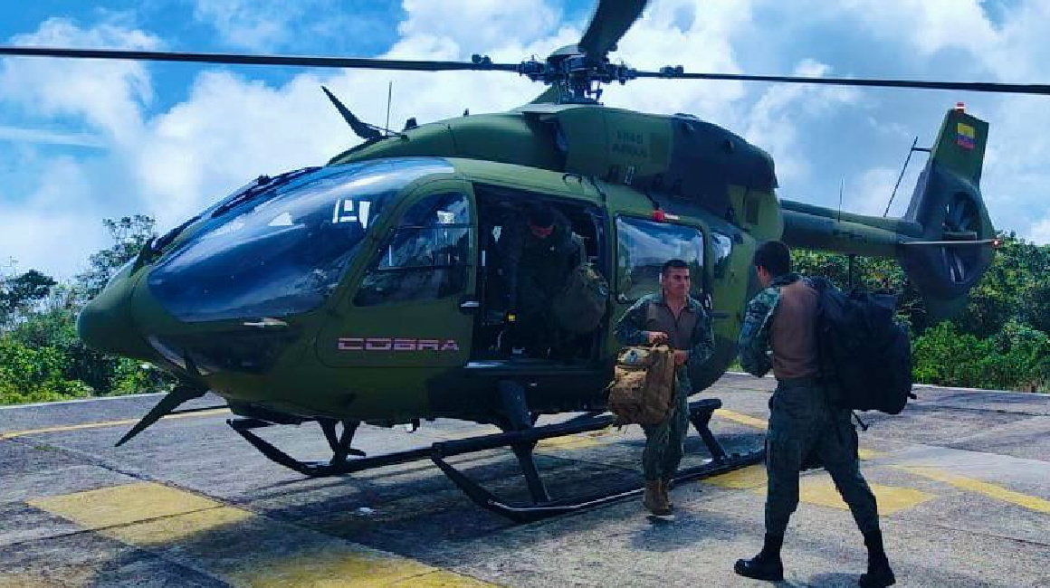 Imagen referencial sobre militares ecuatorianos durante una misión en helicóptero.