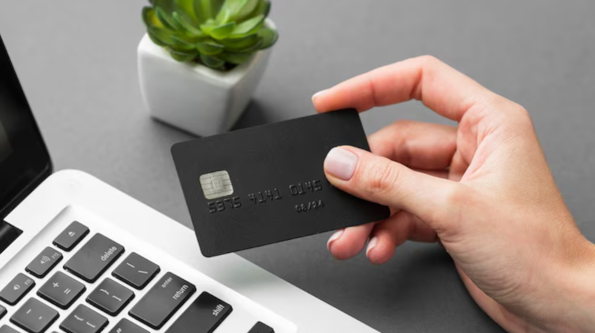 Imagen referencial de una persona realizando un pago virtual con una tarjeta de crédito o débito.