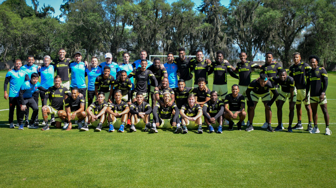 El cuerpo técnico y el plantel de Liga de Quito, el 11 de enero de 2024. 