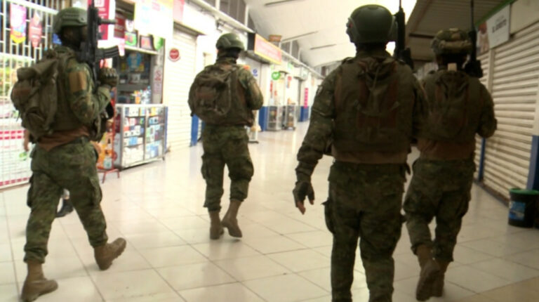 Militares realizando operaciones en la terminal de Portoviejo, en Manabí.