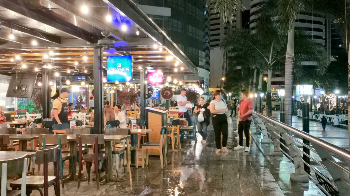 Los restaurantes y bares de Puerto Santa lucieron con poco público la noche del jueves 11 de enero del 2024, en zona céntrica de Guayaquil.