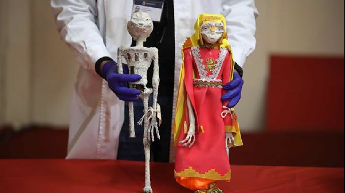 Fotografía de dos piezas con apariencia de momias pequeñas que fueron incautadas en octubre en el aeropuerto de Lima y que iban a ser enviadas a México.