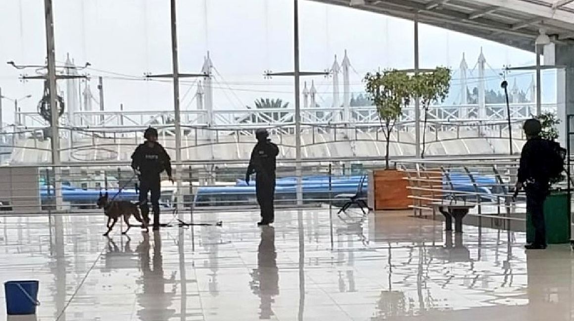 Policía con canes y equipos detectores de explosivos en la terminal de Quitumbe el 12 de enero del 2024.