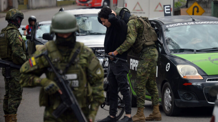 Militares realizan controles en los exteriores de la cárcel de Turi, en Cuenca, este 12 de enero de 2024.